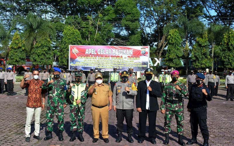 DIABADIKAN: Bupati Langkat, Terbit Rencana PA diabadikan bersama Dandim 0203 Langkat dan Danyon 8 marinir beserta prajurit.ILYAS EFFENDY/ SUMUT POS.