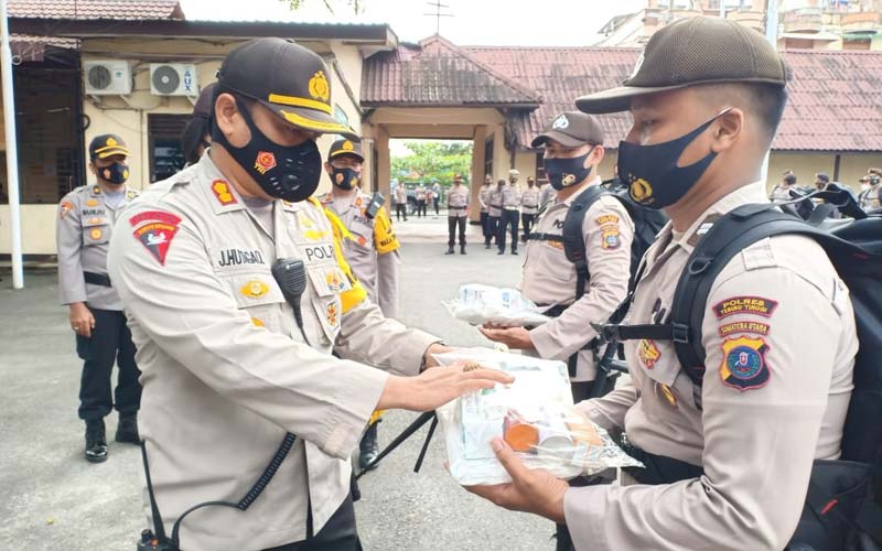 LEPAS: Kapolres Tebingtinggi, AKBP James P Hutagaol ketika melepas pergeseran personel pasukan pengaman PAM TPS Pilkada Sergai.sopian/sumut pos.