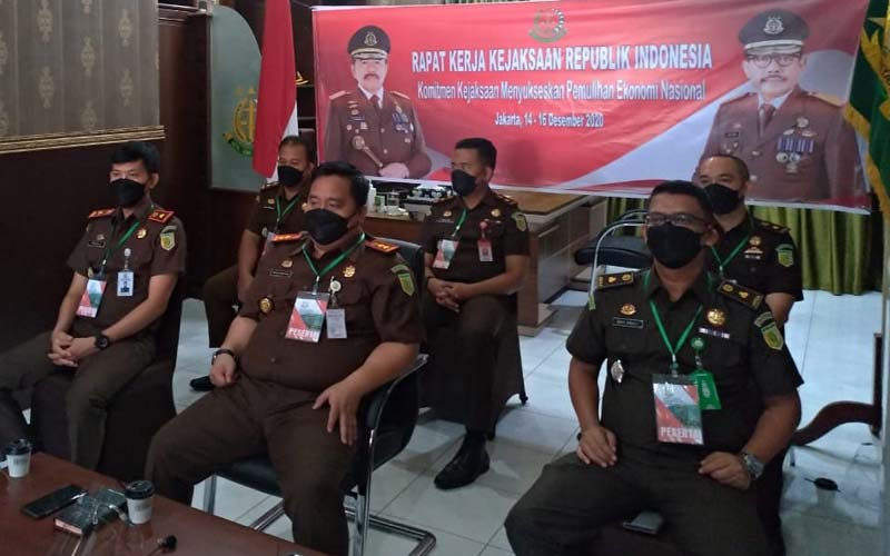 RAKER: Kajari Langkat bersama jajaran saat mengikuti Raker bersama Kejaksaan RI melalui video conference.ILYAS EFFENDY/SUMUT POS.