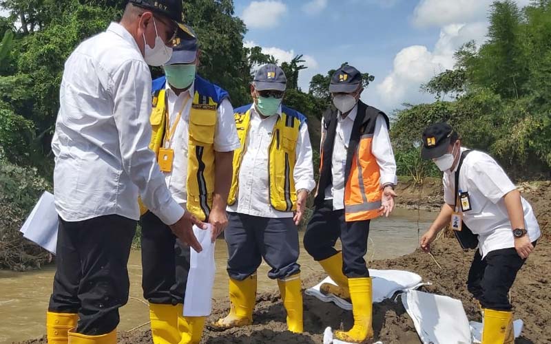 TINJAU: Menteri PUPR, Basuki Hadimuljono, bersama Gubernur Sumut Edy Rahmayadi, meninjau lokasi banjir di kawasan pemukiman Perumahan De Flamboyan Tanjung Selamat Kabupaten Deliserdang, Senin (7/12). Biro Humas dan Keprotokolan Setdaprov Sumut/Veri Ardian.