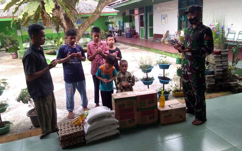 SANTUNAN: Kompi 126/KC Labuhanbatu saat menyalurkan santunan ke Panti Asuhan Putra Muhammadiyah, Jalan Padang Matinggi, Kecamatan Rantau Utara, Kabupaten Labuhanbatu, baru-baru ini.