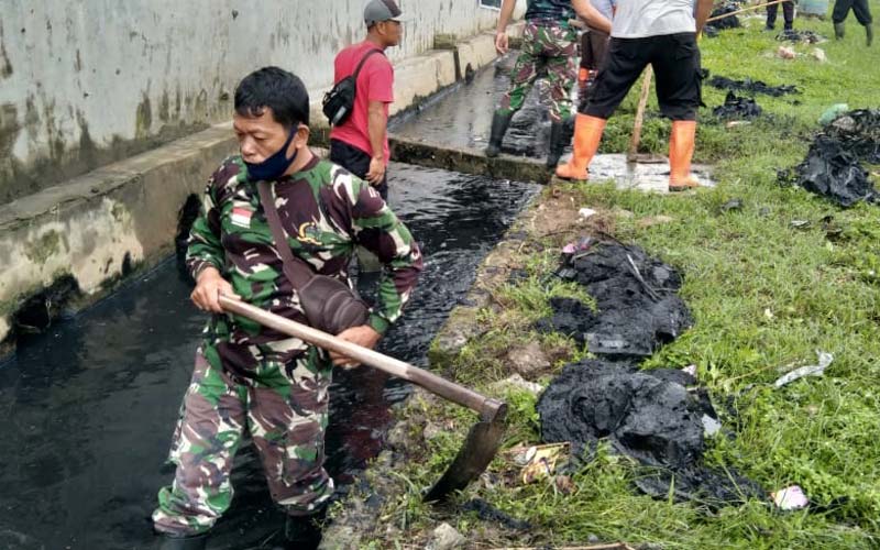 GOTONG ROYONG: Jajaran TNI Koramil 13 0204 Deliserdang, saat bergotong-royong bersama masyarakat Kelurahan Bandar Sakti dan Bandar Utama Kota Tebingtinggi, Selasa (15/12).SOPIAN/SUMUT POS.