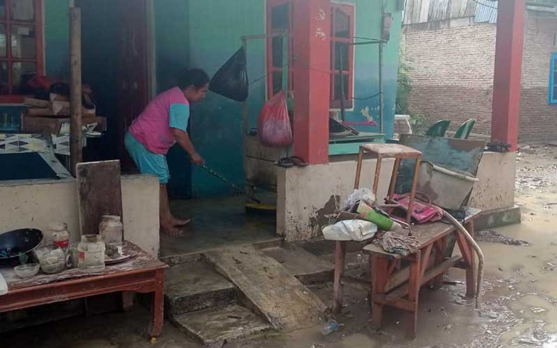 BERSIH-BERSIH: Tampak warga Jalan Sudirman Kota Tebingtinggi korban banjir melakukan bersih-bersih dan menjemur perabotan rumah tangga pasca banjir kiriman Sungai Padang.Sopian/Sumut Pos.