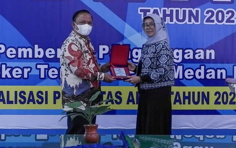 PENGHARGAAN: Kalapas Binjai, Maju Siburian saat menerima penghargaaan yang diserahkan oleh KPPN Medan. TEDDY AKBARI/SUMUT POS.