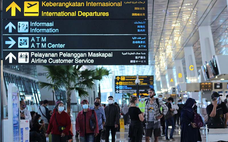KEBERANGKATAN: Para penumpang di terminal keberangkatan internasional. Pemerintah melarang penerbangan dari Inggris masuk ke Indonesia.
