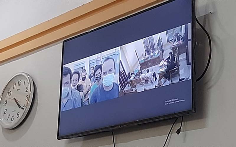 SIDANG: Lima terdakwa penyelundup sabu menjalani sidang dakwaan secara virtual di PN Medan, Kamis (17/12).