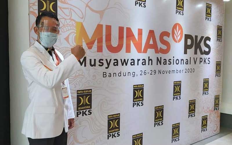 POSE: Ketua DPW PKS Sumatera Utara, H Hariyanto berpose di depan backdrop Munas V PKS 2020 di Bandung, pada 26-29 November kemarin.