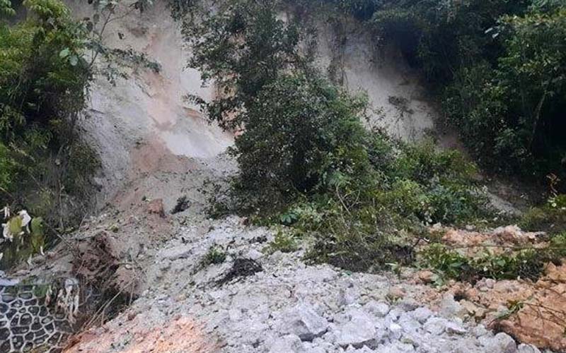 LONGSOR: Jalur Medan-Berastagi kembali longsor, Jumat (18/12). Tepatnya di kawasan Taman Hutan Raya (Tahura).