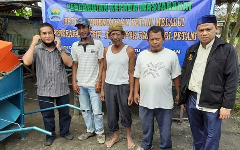 MESIN : Tim pengabdian Polmed memberikan mesin perontok padi sebagai upaya memaksimalkan produktivitas petani pasca panen di Dusun IV Desa Bakaran Batu, Kecamatan Lubuk Pakam, Kabupaten Deli Serdang, baru-baru ini.