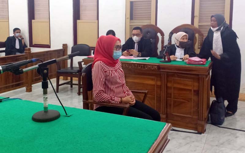 PUTUSAN: Maysarah, terdakwa pencemaran nama baik, menjalani sidang putusan di PN Medan, Selasa (22/12).gusman/sumut pos.