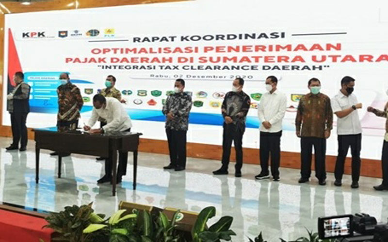 TANDATANGANI: Gubernur Sumut Edy Rahmayadi menandatangani MoU Integrasi Tax Clearance dengan Bupati Karo Terkelin Brahmana dan beberapa kepala daerah lain.solideo/ SUMUT POS.