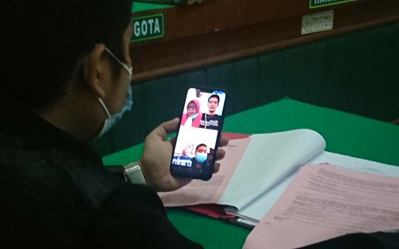 SIDANG: Oknum Polisi dan seorang rekannya saat menjalani sidang tuntutan secara virtual, Jumat (4/12).