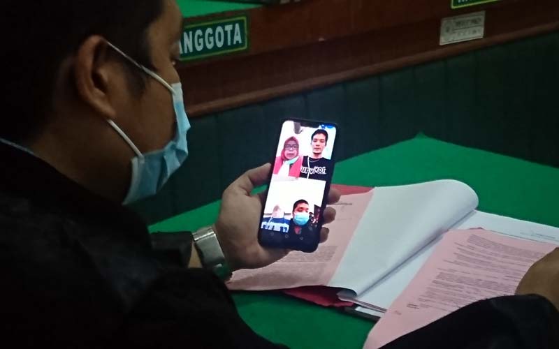 SIDANG VONIS: David Batarius Simangunsong, oknum polisi Delitua menjalani sidang putusan secara virtual, Kamis (10/12).agusman/sumut pos.