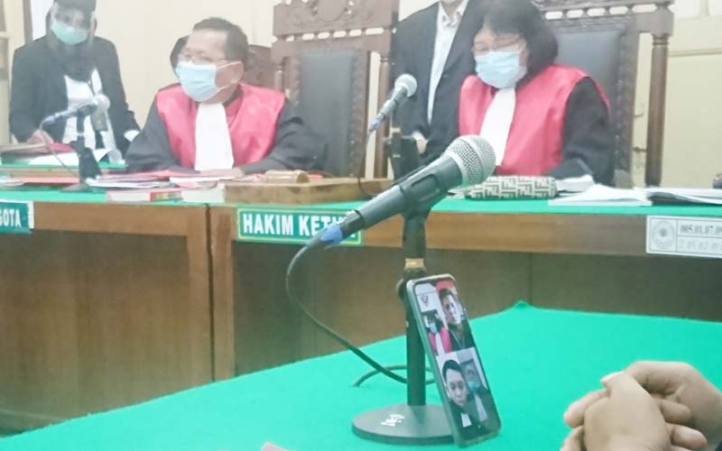 SIDANG VONIS: Oknum Polrestabes Medan divonis 3 tahun penjara dalam sidang yang digelar secara online di PN Medan, Selasa (8/12).