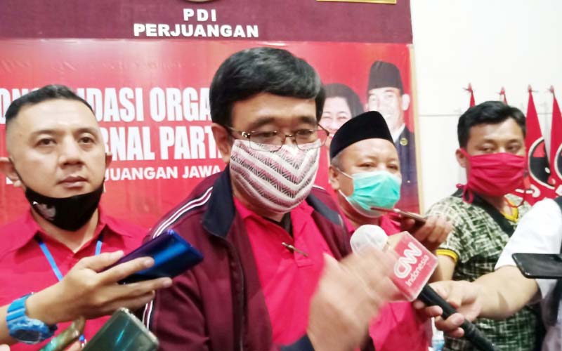 KETeRANGAN: Ketua DPD PDIP Sumut Djarot Saiful Hidayat memberi keterangan kepada wartawan, beberapa waktu lalu.