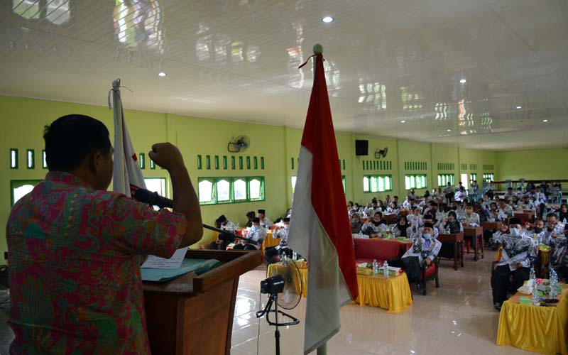 BUKA: Bupati Langkat diwakili Asisten I Pemerintahan Basrah Pardomuan Siregar, saat membuka Konferensi PGRI Kabupaten Langkat 2020 di Aula SMK Swasta Harapan, Kota Stabat, Kabupaten Langkat, Kamis (17/12).ILYAS EFFENDY/SUMUT POS.