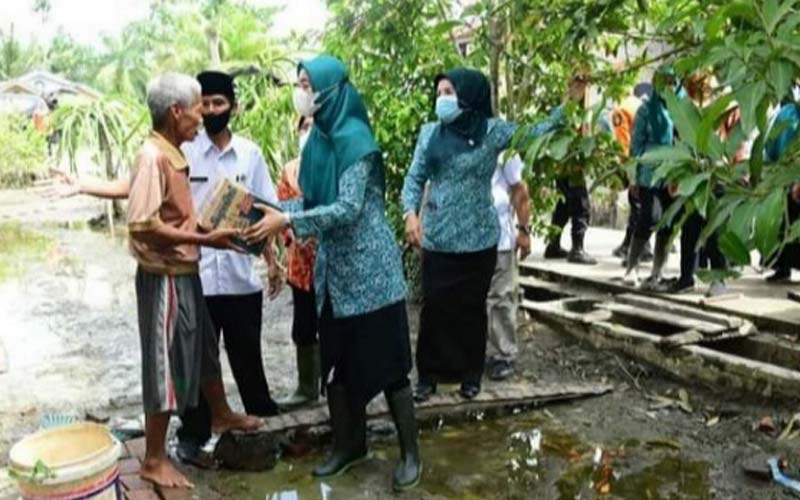 SERAHKAN: Ketua TP PKK Batubara Maya Indriasari Zahir, saat menyerahkan bantuan paket sembako kepada warga terdampak bencana banjir di Desa Kwala Sikasim, Kecamatan Sei Balai, Kabupaten Batubara, Rabu (16/12). MUKHLIS ACI/SUMUT POS.