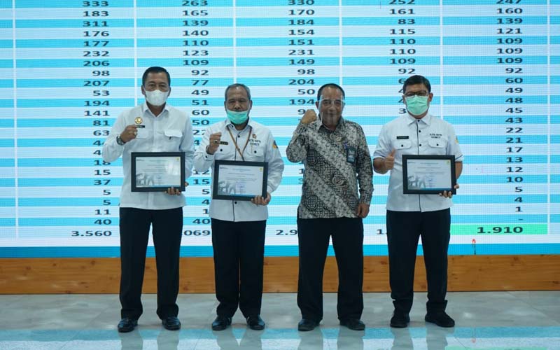 BERSAMA: GM PLN UIW Sumut, M Irwansyah foto bersama di acara Penyerahan Sertifikat kepada PLN dan Pemda se-Sumut.