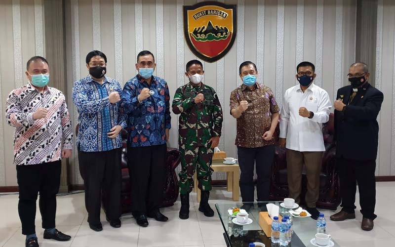 SILATURAHMI: Pangdam I/BB Mayjen TNI Hasanuddin bersama pengurus IKAL Sumut, foto bersama di sela-sela kegiatan silaturahim.ISTIMEWA/sumut pos.