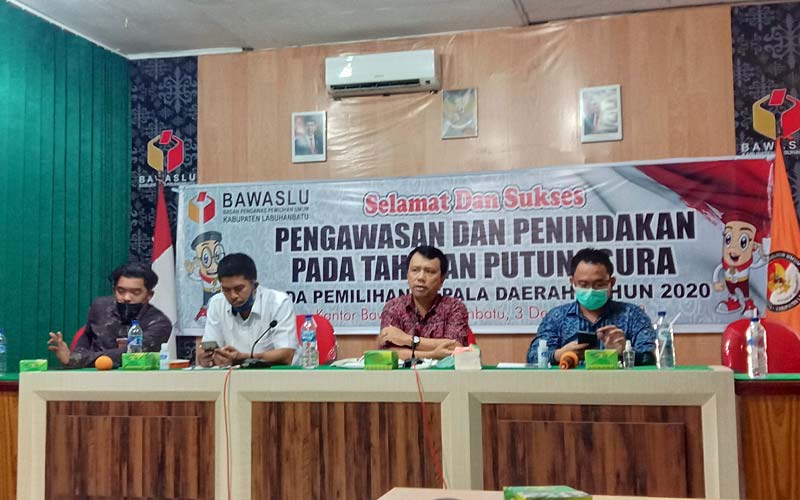 SOSIALISASI: Koordinator Divisi Penanganan Sengketa Bawaslu Sumut menyosialisasikan Pengawasan dan Penindakan pada Tahapan Putungsura di kantor Bawaslu Labuhanbatu.fajar/sumutpos.