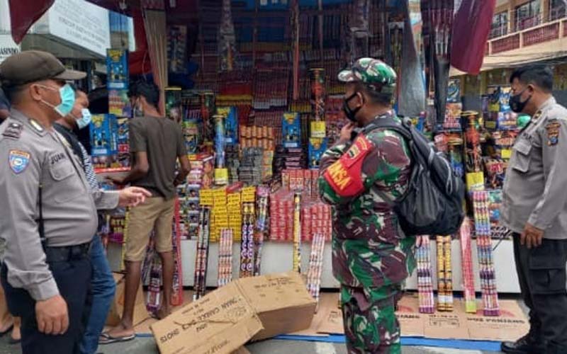 TERTIBKAN:Polsek Medan Baru bersama tim gabungan menertibkan pedagang kembang api dan petasan di sepanjang Jalan Zainul Arifin.dewi/sumutpos.