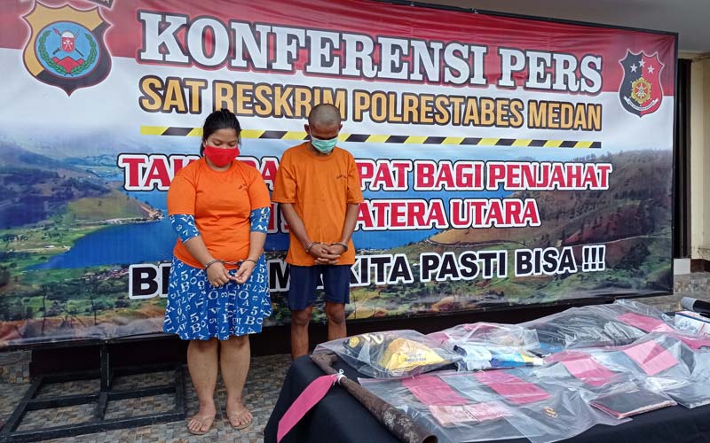 PAPARKAN: Pelaku penganiayaan pengusaha toko besi bersama istrinya saat dihadirkan dalam pemaparan kasus di Mapolrestabes Medan, Senin (28/12).M IDRIS/sumut pos.