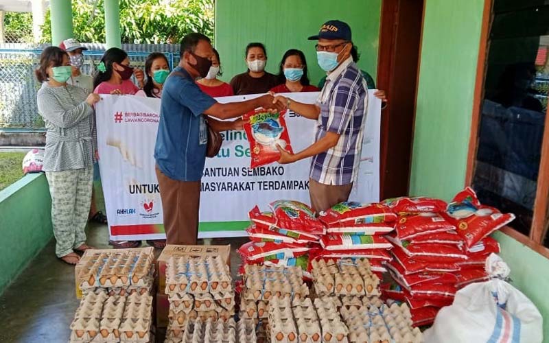 SEMBAKO: Direktur Utama Pelindo 1, Dani Rusli Utama menyerahkan sembako kepada warga di Tanjung Pinang, Kamis, (17/12).istimewa/sumutpos.