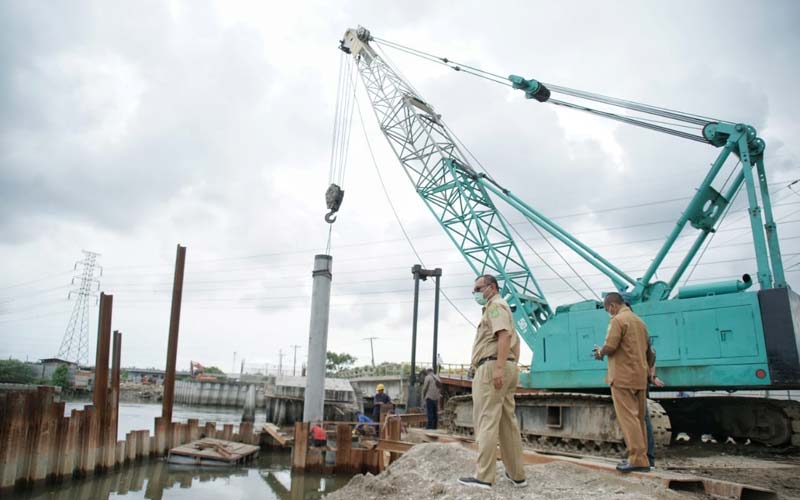 TITI DUA SICANANG: Akhyar Nasution saat melihan proses pembangunan Jembatan Titi Dua Sicanang. Pembangunan jembatan tersebut sudah mencapai 95 persen.