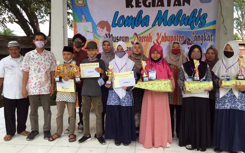 BERSAMA: Kabid Seni dan Budaya Kabupaten Langkat, Muslihin (dua dari kiri) foto bersama dengan para pemenang lomba lukis bangunan cagar budaya yang ada di Tanjungpura.