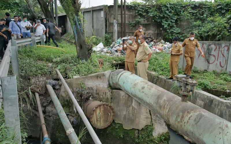 DRAINASE: Akhyar saat meninjau sejumlah drainase di Kelurahan Mabar Hilir, Kecamatan Medan Deli, Selasa (8/12).