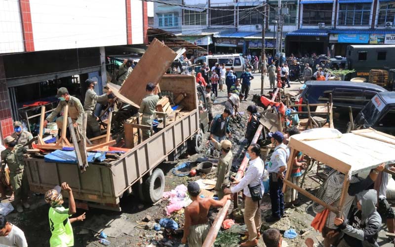 DITERTIBKAN: Personel Satpol PP saat menertibkan pedagang kaki lima di Pasar Kampung Lalang Jalan Gatot Subroto, Rabu (2/12).