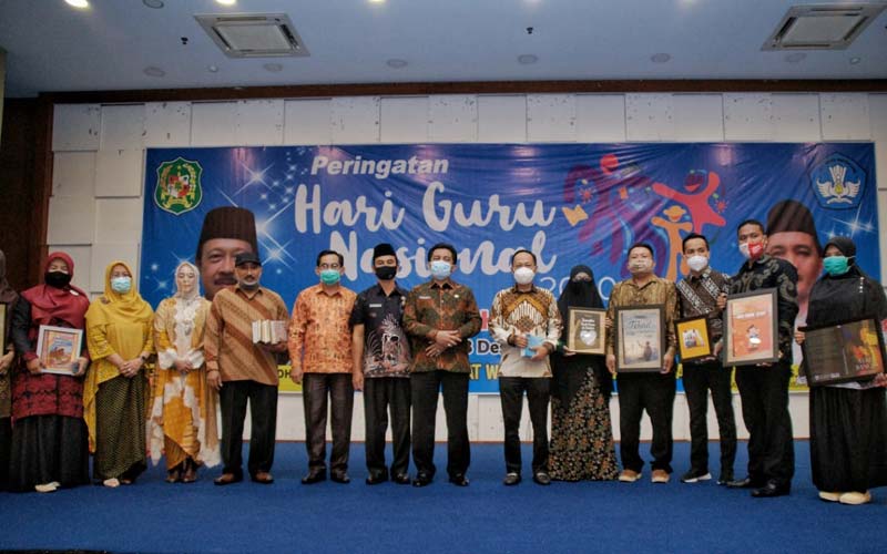 BERSAMA: Pjs Wali Kota Medan, Ir Arief Sudarto Trinugroho, Kadis Pendidikan Kota Medan Adlan, para Kepala Sekolah dan lainnya, foto bersama di sela-sela kegiatan Hari Guru Nasional (HGN) Kota Medan Tahun 2020, Kamis (3/12).