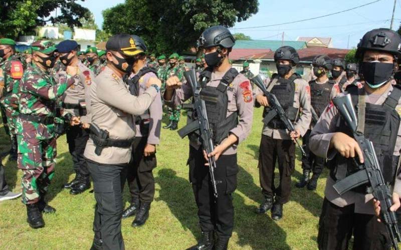 APEL: Sebanyak 1.064 personel TNI-Polri mengikuti apel gabungan pengamanan pemungutan dan penghitungan suara Pilkada Serentak 2020 di Lapangan Ika Bina, Jalan MH Thamrin, Rantauprapat, Senin (7/12).FAJAR DAME HARAHAP/SUMUT POS.