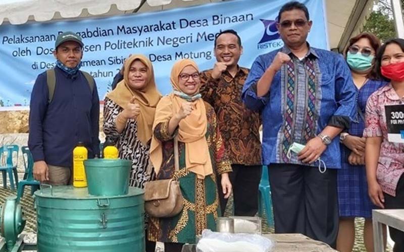 PENGABDIAN: Dosen Polmed saat melakukan pengembangan usaha industri makanan ringan di Desa Pardamean Sibisa, Kecamatan Ajibata, Kabupaten Toba, baru-baru ini. 