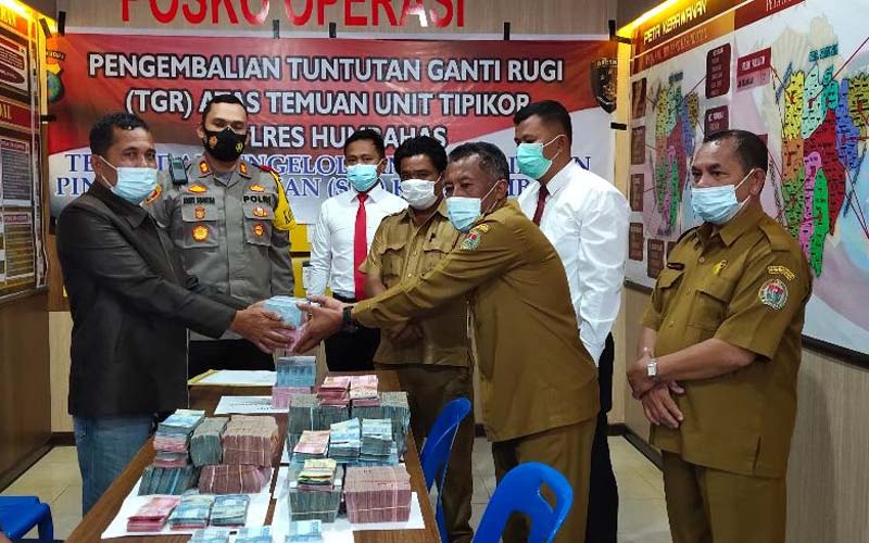 SERAHKAN UANG: UPK menyerahkan uang SPP sebesar Rp1,168 miliar kepada Inspektorat Humbahas di hadapan Kapolres Humbahas dan Unit Tipikor untuk diserahkan ke negara.gamael/sumut pos.