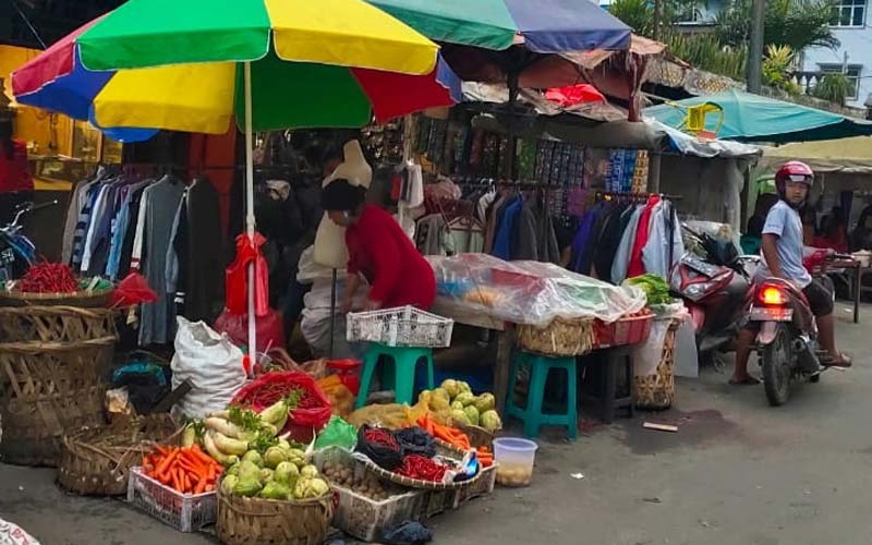 JAJAKAN: Pedagang korban kebakaran Pasar pagi menjajakan barang dagangan mereka di tepi jalan. solideo/sumut pos.