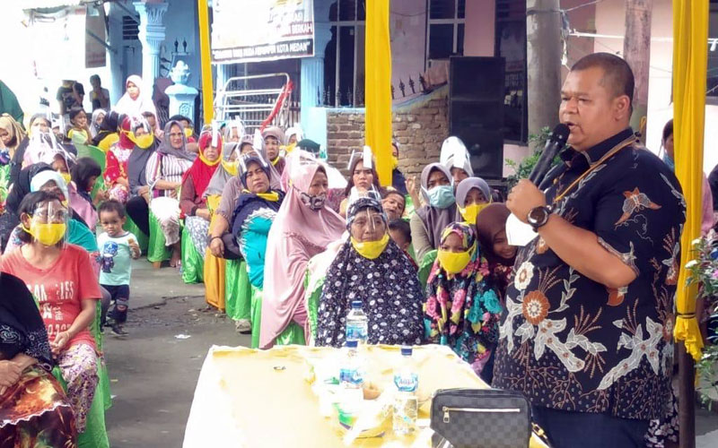 SAMPAIKAN: Anggota DPRD Medan, M Rizki Nugraha, saat menyampaikan Sosialisasi Perda No 6 Tahun 2015 di Jalan Denai, Gang Mula Jadi, Minggu (29/11).