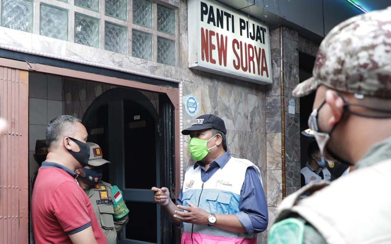 PENGAWASAN: Tim Satgas Covid-19 Dinas Pariwisata Kota Medan saat melakukan pengawasan protokol kesehatan di Panti Pijat New Surya.