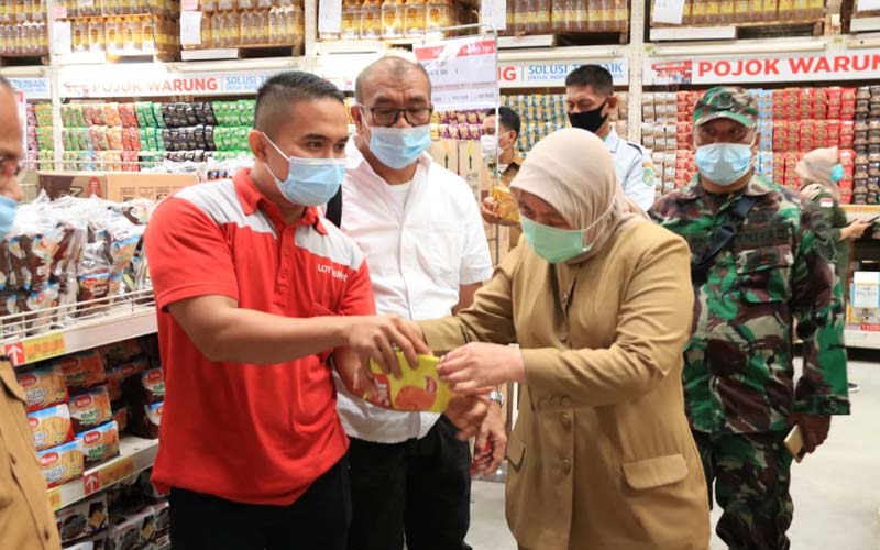 SIDAK: Kepala Dinas Ketahanan Pangan (Ketapang) Kota Medan, Emilia Lubis saat memimpin sidak bersama Tim Satgas Ketahanan Pangan Kota Medan, di Pasar Modern Lotte Mart, Jalan Gatot Subroto Medan, Selasa Senin (28/12).HUMAS PEMKO MEDAN.