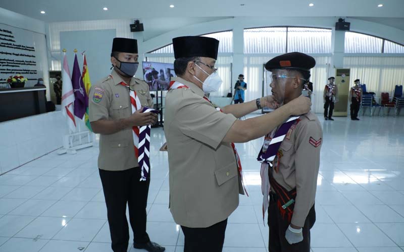 LENCANA: Sekda Asahan Drs John Hardi Nasution MSi mengalungkan tanda peserta.