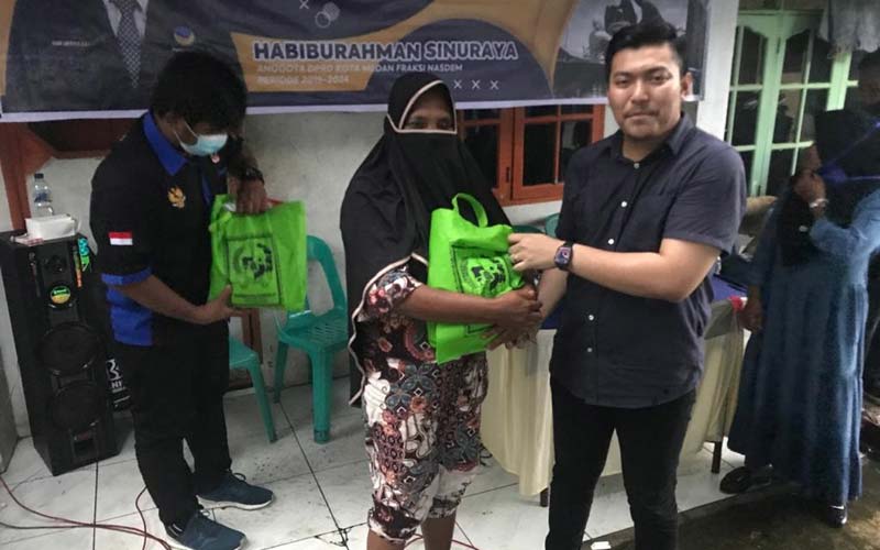 SOSIALISASI: Anggota DPRD Medan, Habiburrahman Sinuraya saat Sosialisasi Perda No.6/2015 tentang Pengelolaan Sampah, di Kecamatan Sunggal, Minggu (21/12).Markus/sumutpos.