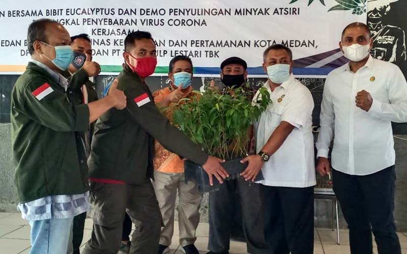 SERAHKAN: Kepala Dinas Kebersihan dan Pertamanan Kota Medan, M Husni, menyerahkan bibit pohon eucalyptus kepada JBM untuk ditanami.asih astuti/sumut pos.