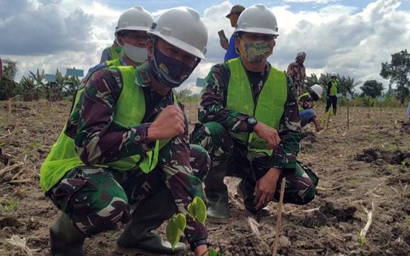 TANAM POHON: Dandim 0201/BS, Letkol Inf Agus Setiandar, saat menanam pohon produktif di Jalan Rahayu Pasar XII, Sei Rotan, Percut Seituan, Kabupaten Deliserdang.