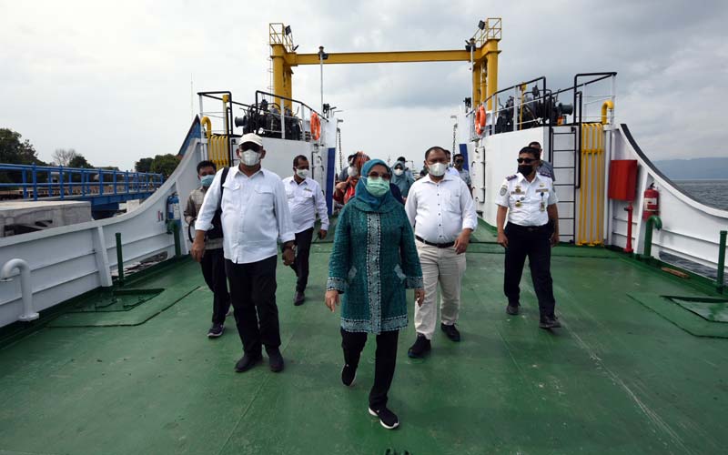 TINJAU PELABUHAN: Sekdaprovsu Sabrina, meninjau Pelabuhan Tigaras di Simalungun dan Pelabuhan Simanindo di Samosir, sekaligus meninjau kesiapan KM Sumut 1 dan 2, Selasa (22/12).