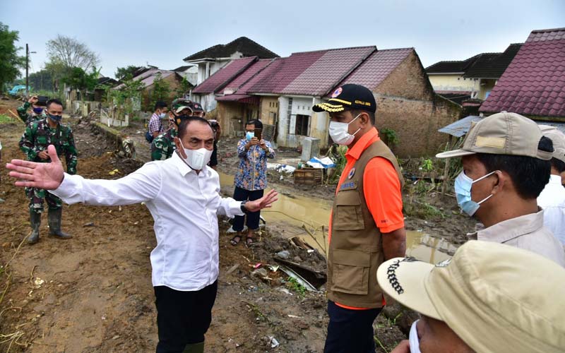 LOKASI BANJIR Kepala BNPB, Doni Monardo, bersama Gubernur Sumut Edy Rahmayadi, meninjau lokasi banjir di pemukiman warga komplek De Flamboyan, Tanjungselamat, Deliserdang, Jumat (11/12).