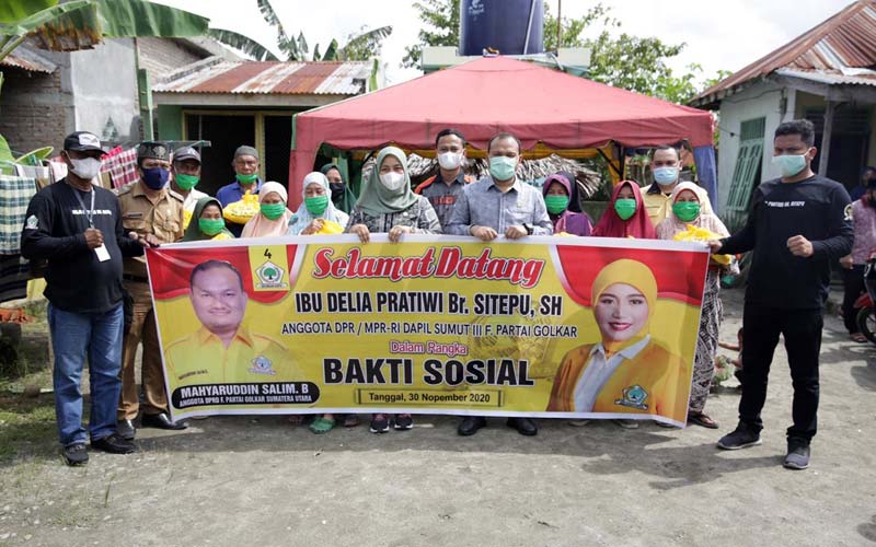 BERSAMA: Anggota DPR RI, Delia Pratiwi br Sitepu foto bersama masyarakat Asahan usai kegiatan baksos.