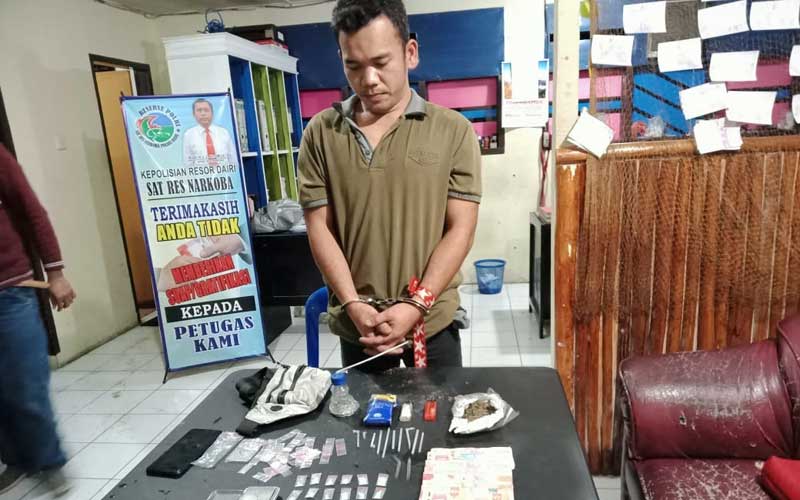 BANDAR: Roy Martin Tarigan (27), tersangka bandar narkoba saat diamankan bersama barangbukti di Mapolres Dairi, Rabu (2/12). RUDY SITANGGANG/SUMUT POS.