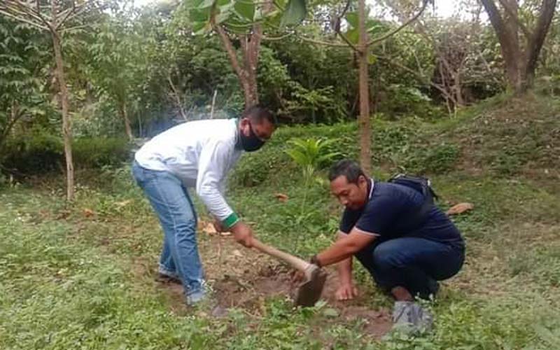 TANAM POHON: Koordinator Pewarta Polres Binjai, Dedi Amora (kanan) saat menanam pohon di Kawasan Konservasi Kukam Hijau.