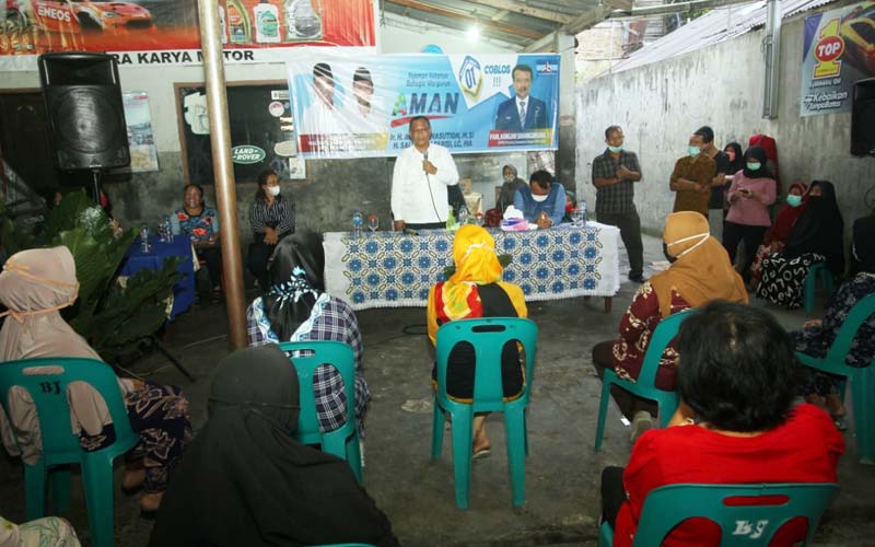 Calon Wali Kota Medan Ir H Akhyar Nasution MSi melakukan kunjungan silaturahmi dengan warga di Jalan Pelajar, Medan, Rabu, 2 Desember 2020.