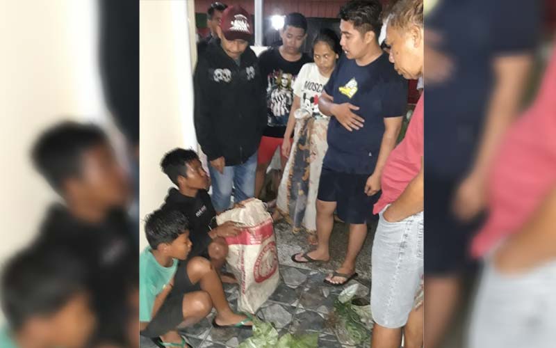 TERTANGKAP: Tiga remaja tertangkap basah saat mencuri tanaman janda bolong di Jalan Halat Medan, Kamis (17/12).